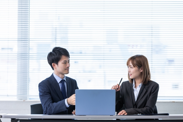 スーツを来た男女