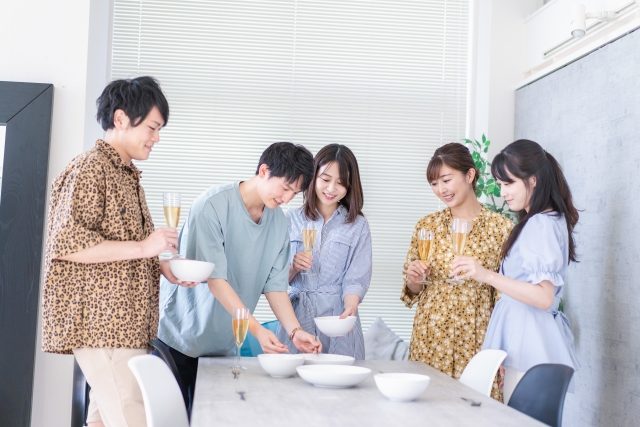 複数人の男女がパーティーをしている様子