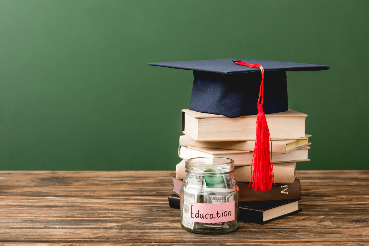 大学卒業の帽子と本とお金