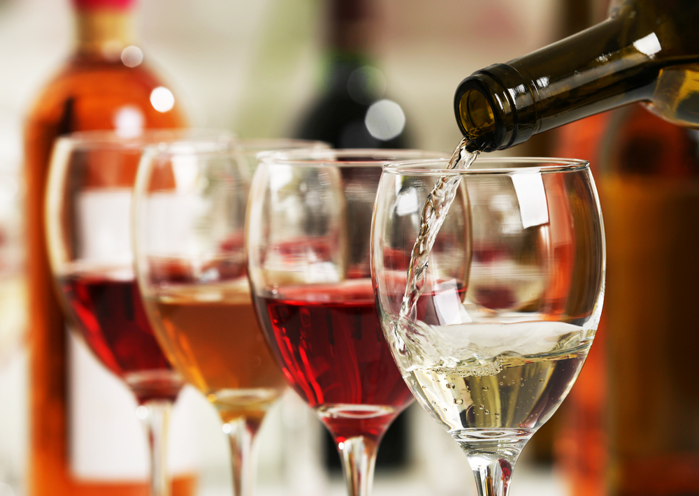 複数のワイングラスにそれぞれ違うワインが注がれている写真
