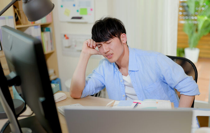 悩んでいる男性