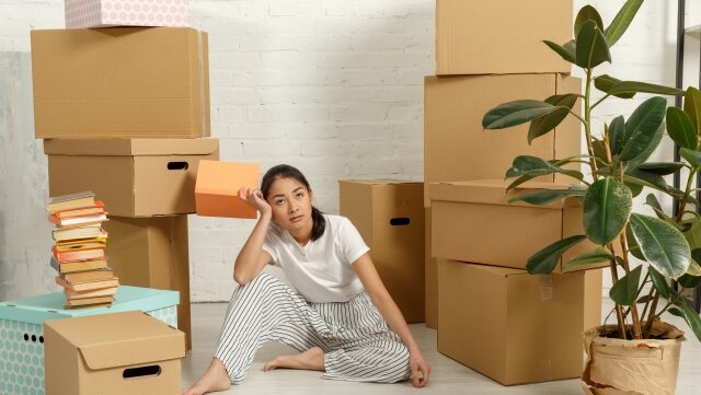 段ボールの中に埋もれている女性