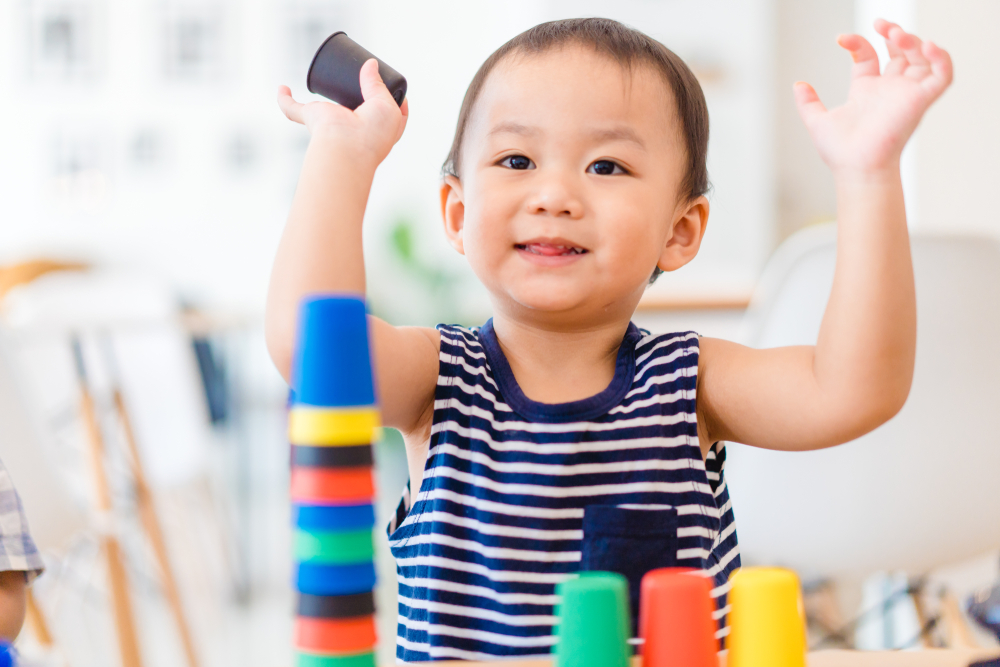 子供が万歳して嬉しそうな様子