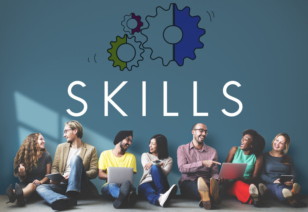 床に座っている人たちとSKILLと書かれた画像