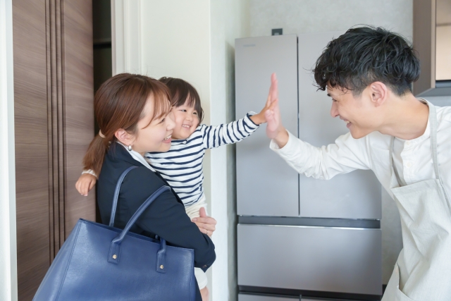 家族でハイタッチしている家族