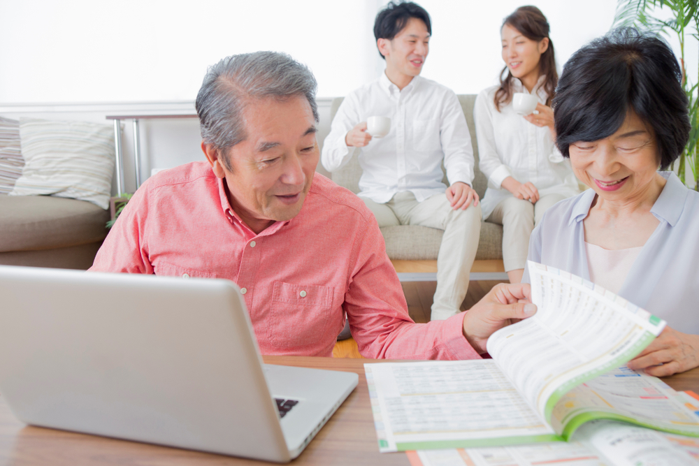 楽しそうに何かを学んでいる男女