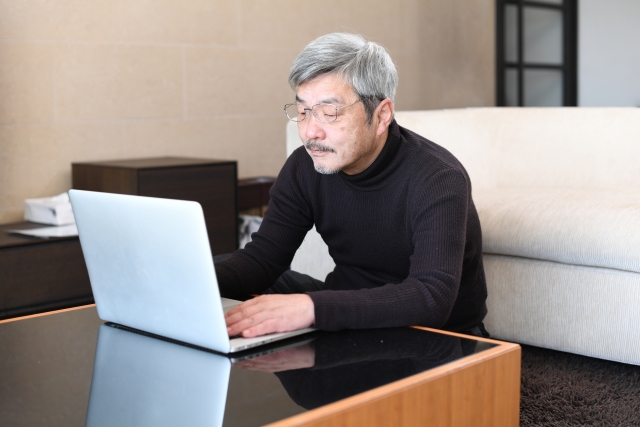 パソコンの前で仕事をしている男性