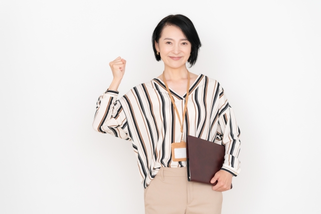 ガッツポーズをして立っている女性