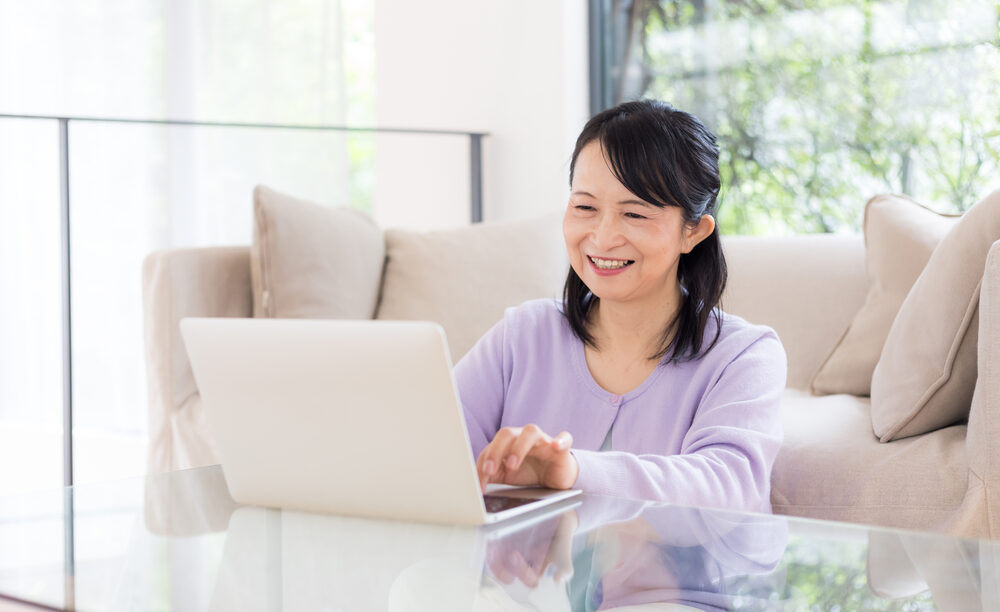 パソコンをしている60代女性