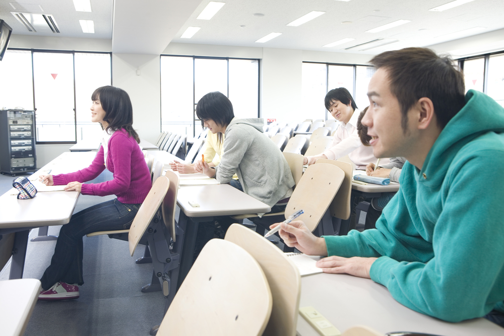 塾で授業を受けている生徒