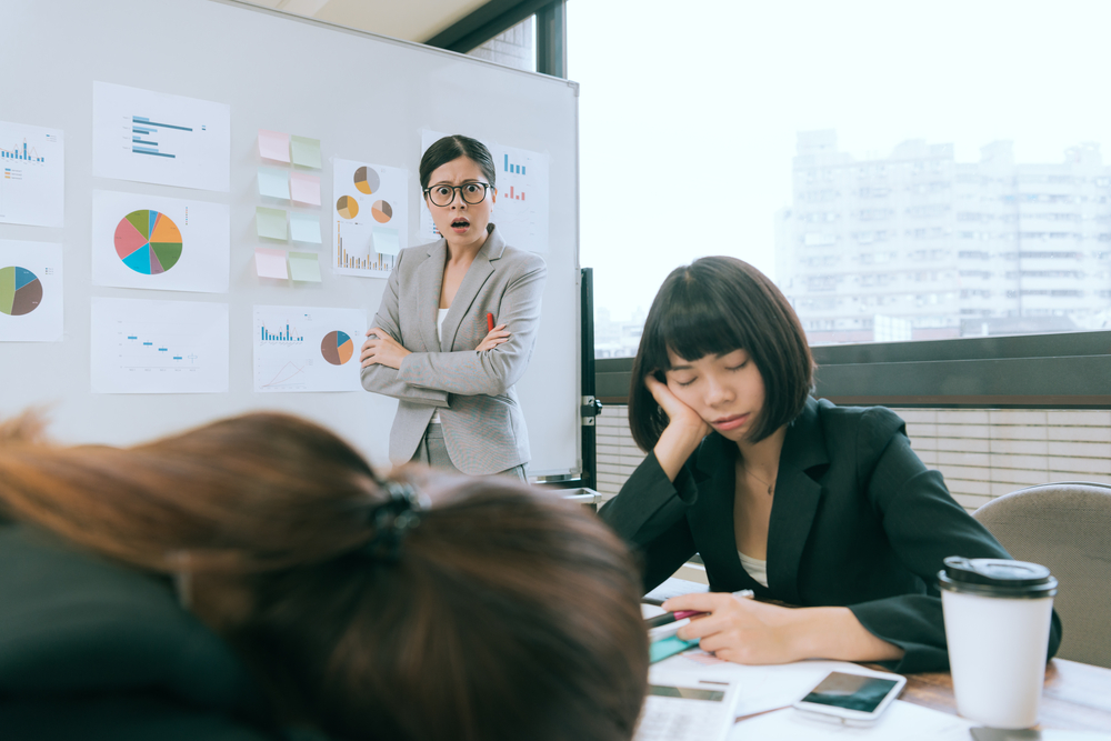 会議中に寝ている女性