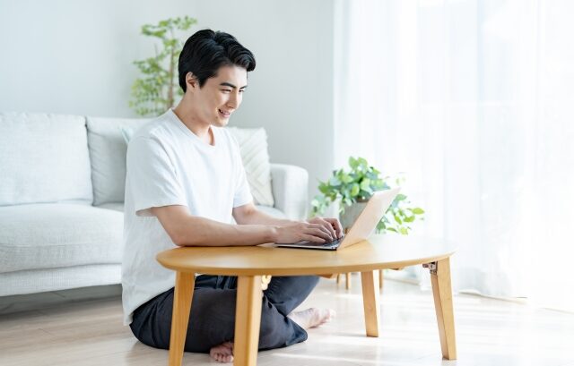 パソコンで勉強している人