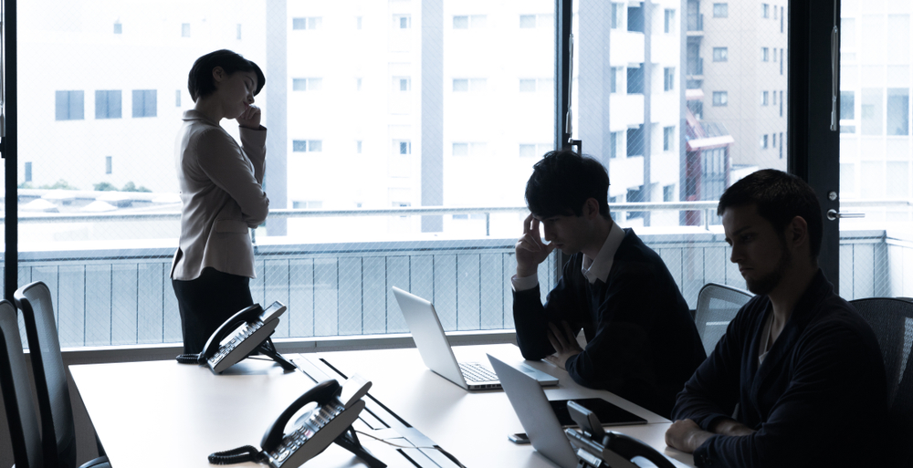 オフィスで悩んでいる会社員