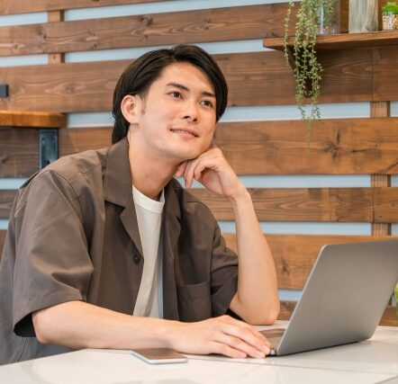 考えている男性