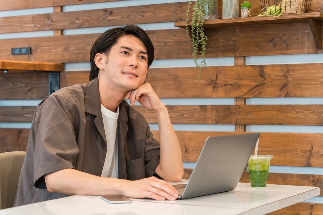 カフェで仕事をする男性